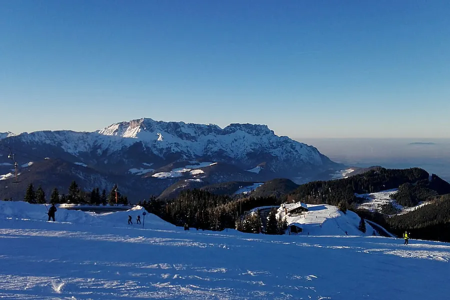 Schipiste auf dem Rossfeld mit Blick zum Untersberg